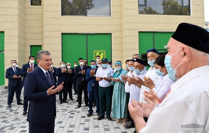 Shavkat Mirziyoyev Sergelidagi mahalla hayoti bilan tanishdi (Foto)
