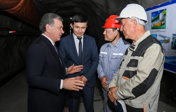 «Bunday sifatli ko‘mir hech qayerda yo‘q». Shavkat Mirziyoyev Sharg‘un koniga bordi (foto)