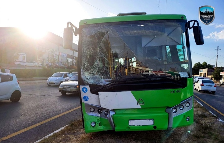 В Юнусабадском районе произошло ДТП с участием пассажирского автобуса и двух легковушек