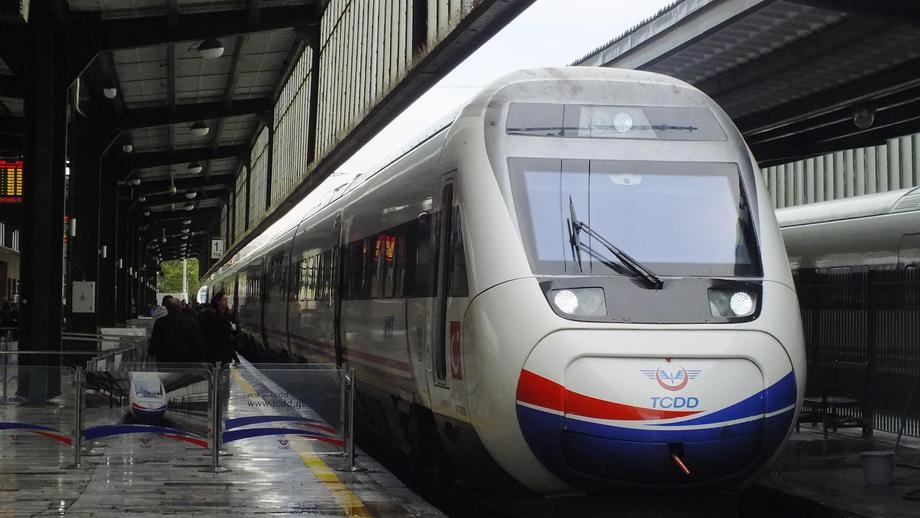 Скоростной поезд сошел с рельсов в Анкаре (фото)