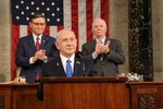 Spiker Jonson Kongressda nutq so‘zlagan Netanyahuni olqishlamoqda. 