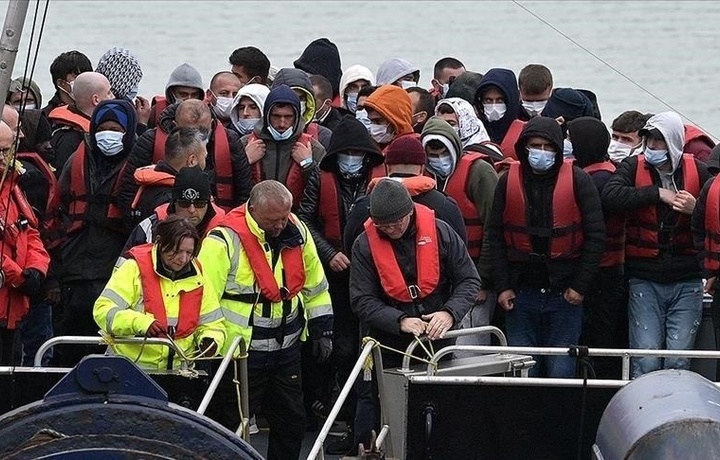 В Англии 500 мигрантов-мужчин будут размещены на барже