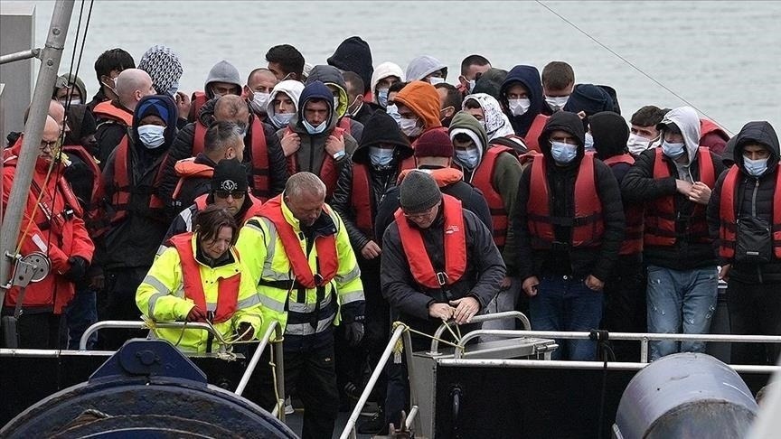 В Англии 500 мигрантов-мужчин будут размещены на барже