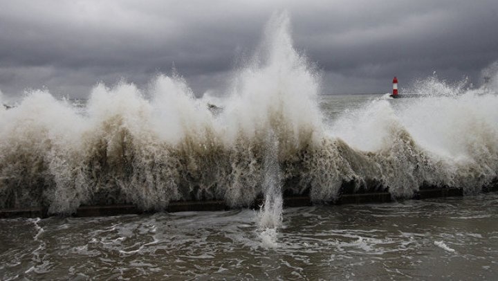 Ураган в Средиземноморье поднимет 11-метровые волны (видео)