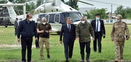Президент прибыл на место прорыва дамбы в Сырдарьинской области (фото)
