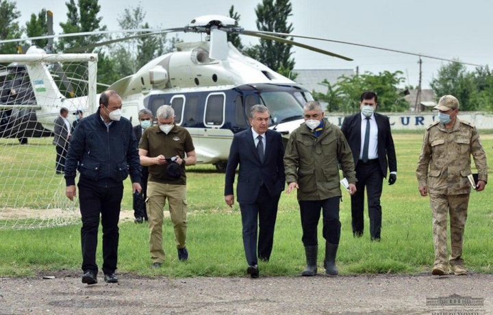 Президент прибыл на место прорыва дамбы в Сырдарьинской области (фото)