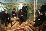 Muammar Qazzofiy chodirida mehmon bo‘lgan Vladimir Putin va Mirey Matyo.