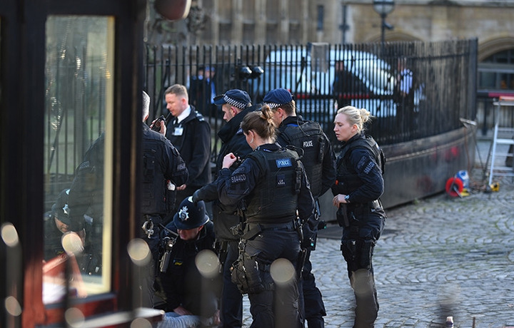 Неизвестный устроил поножовщину в Лондоне (видео)