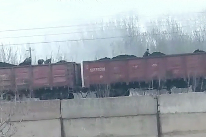 В Ташобласти пять человек пытались украсть уголь из вагонов движущего поезда