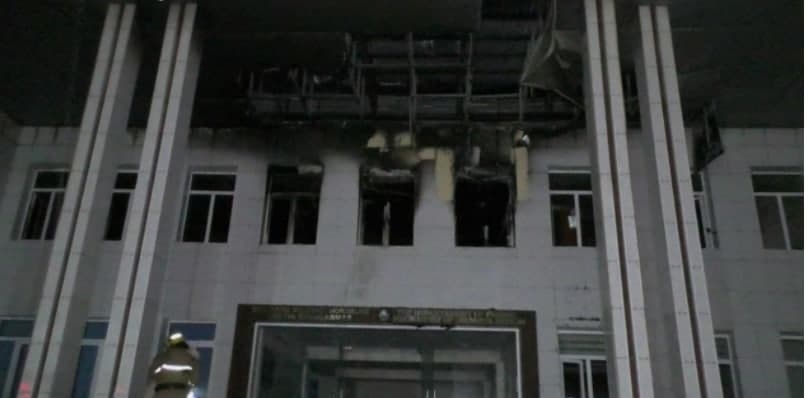 Сирдарё вилояти молия бошқармаси биноси ёниб кетди (фото)