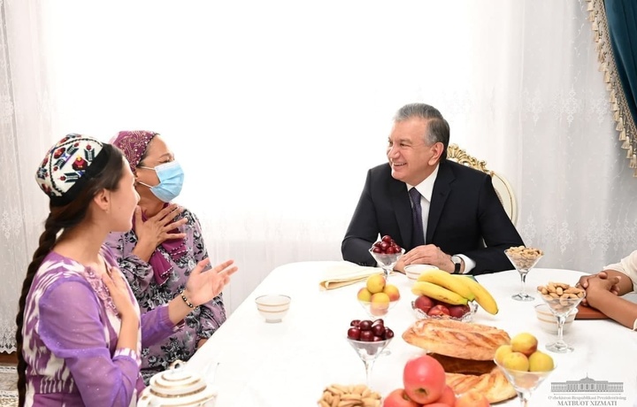 Президент янги уй эгалари хонадонида меҳмон бўлди (фото)