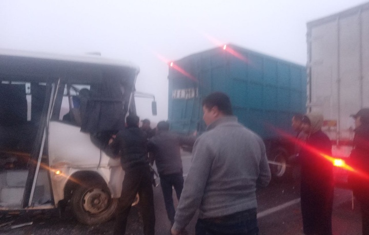 Jizzax dovonida yo‘lning muzlashi oqibatida YTHlar sodir bo‘lmoqda (foto)