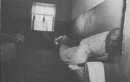 *Суратда – Жума Жумаев. 1990 йил бошлари. Қизилқоя руҳий касалликлар шифохонаси. Туркманистон.