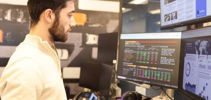 Бухоролик таҳлилчининг Америкадаги муваффақияти: “Юксак Эҳтиром” мукофоти, CFA олтин стандарти ва молия оламига бағишланган янги китоб