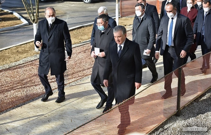 Shavkat Mirziyoyev yangi tibbiyot markazi qurilish ishlari bilan tanishdi