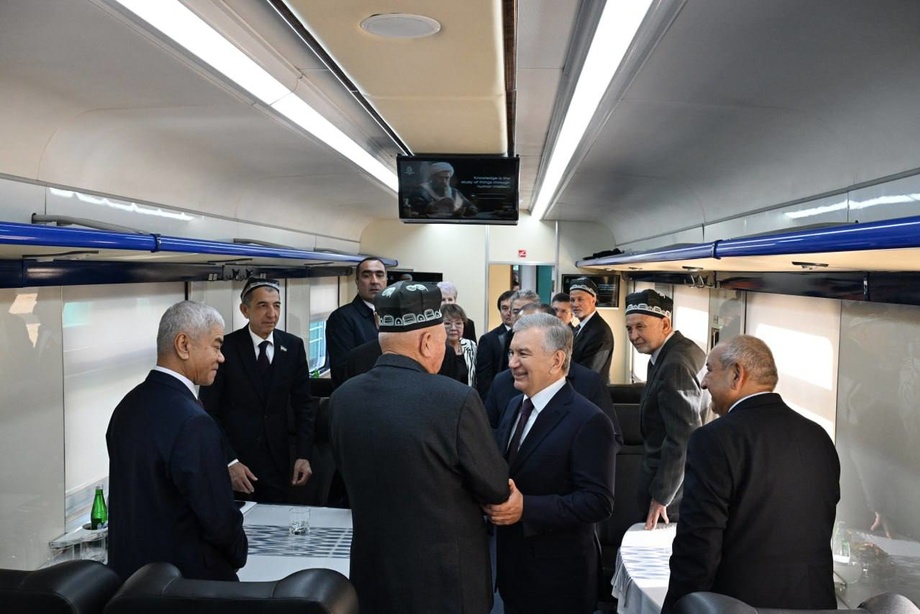 Шавкат Мирзиёев поехал из Самарканда в Ургут на поезде