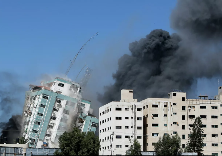 Isroil raketasi xalqaro OAVlar joylashgan binoni portlatib yubordi (video)