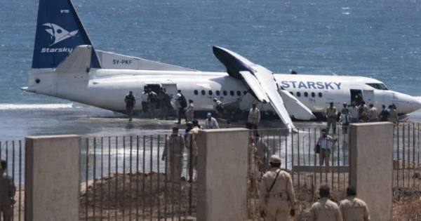 Сомалида самолёт йўловчилари бир ўлимдан қолди (видео)
