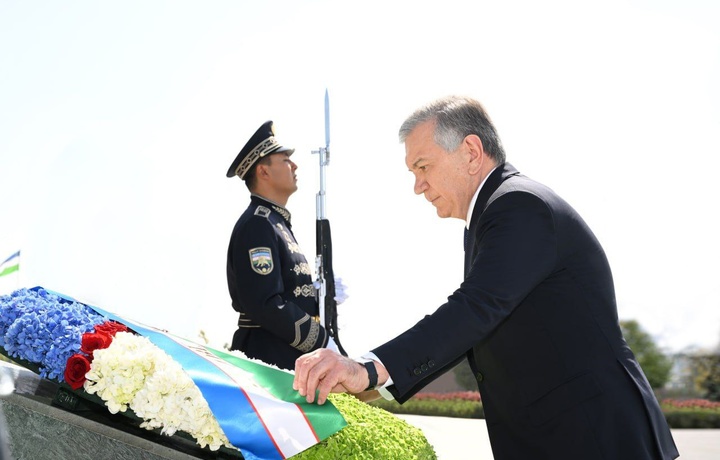 Prezident «Yangi O‘zbekiston» bog‘idagi Mustaqillik monumenti poyiga gulchambar qo‘ydi (foto)