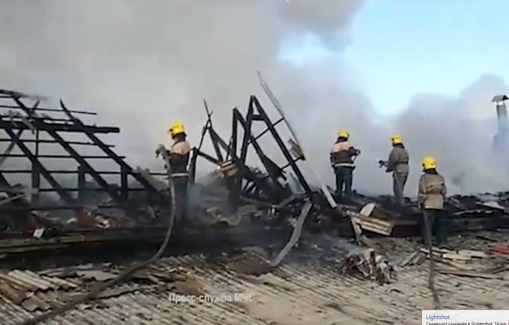 В Андижане произошел крупный пожар на заводе по производству синтепона