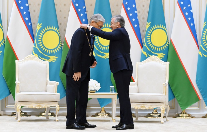 Президент Шавкат Мирзиёев наградил Касым-Жомарта Токаева орденом «Олий Даражали Дўстлик»