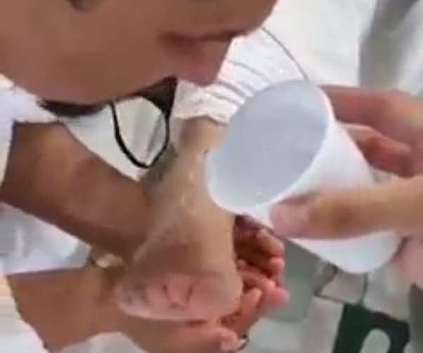 Onamning oyogi orasiga tiq