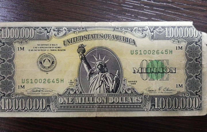 Namanganda bir million dollarlik banknotani 10 ming dollarga sotayotgan fuqaro ushlandi