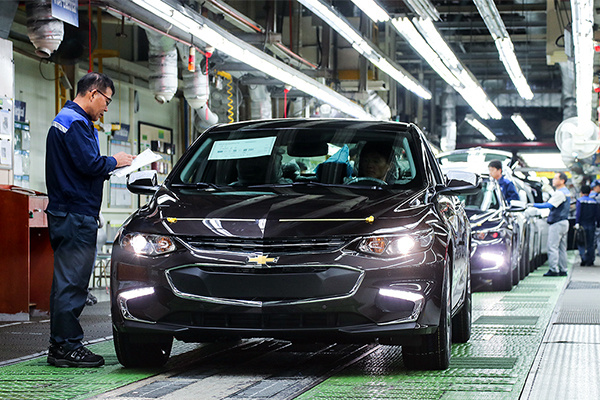 General Motors закрывает заводы и сокращает персонал