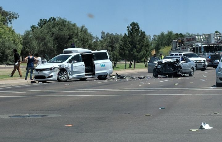 Ҳайдовчисиз бошқариладиган «Waymo» автомобили аварияга учради (видео)