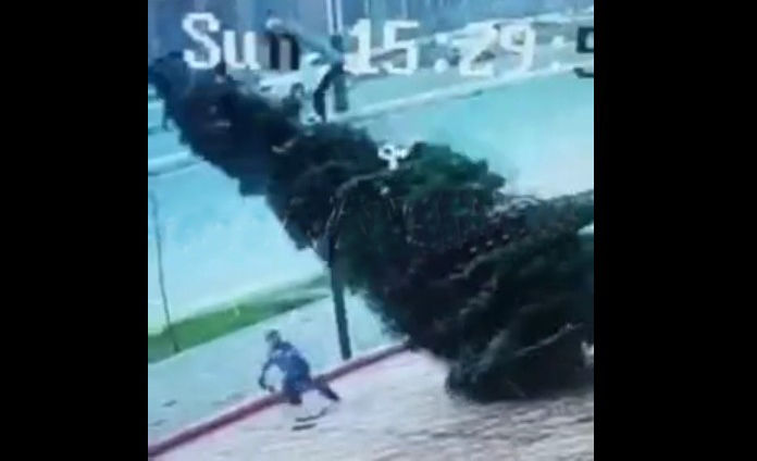 O‘yinchoq olmoqchi bo‘lgan bola ustiga katta archa qulab tushdi (video)