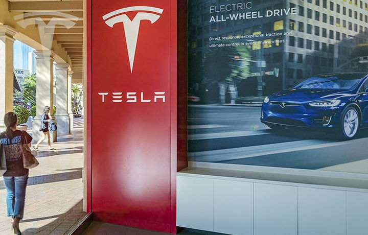 Tesla потерпела за год миллиардный убыток