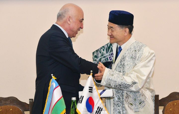 Корея вазирига фахрий профессор унвони берилди