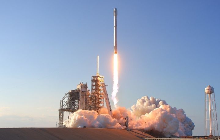 «SpaceX» глобал интернетни тарқатишга мўлжалланган иккита сунъий йўлдошини космосга муваффақиятли учирди (видео)