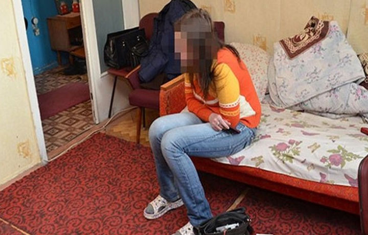 Бўстонлиқдаги далаҳовлида фоҳишахона фош этилди