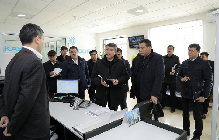 «Sirdaryo tajribasi». Shuhrat Sodiqov viloyatda AKT rivoji bilan tanishdi