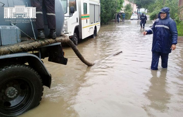 Сув босган Тошкентда тошқинлар қандай бартараф этилмоқда? (фото)