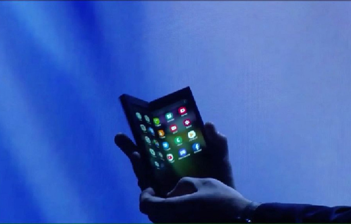 Samsung показала гибкий смартфон