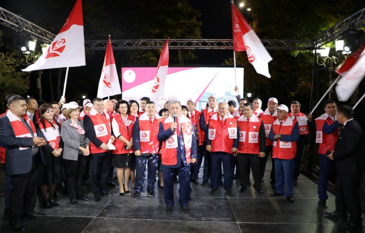 «Adolat» SDP poytaxt markazida targ‘ibot mitingi o‘tkazdi (foto)