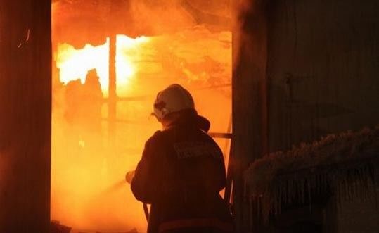 Гулистон шаҳридаги хонадонлардан бирига қасддан ўт қўйилгани тахмин қилинмоқда