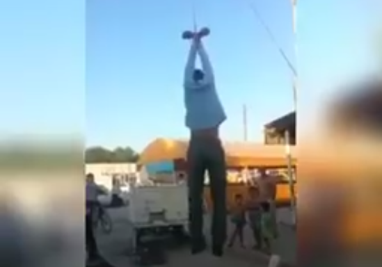 «Samosud». Qoraqalpog‘istonda o‘g‘rilikda gumon qilingan yigit qo‘lidan osib qo‘yildi (video)