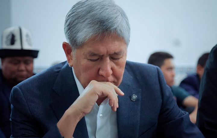 Лишенному неприкосновенности Атамбаеву принесли еще одну повестку