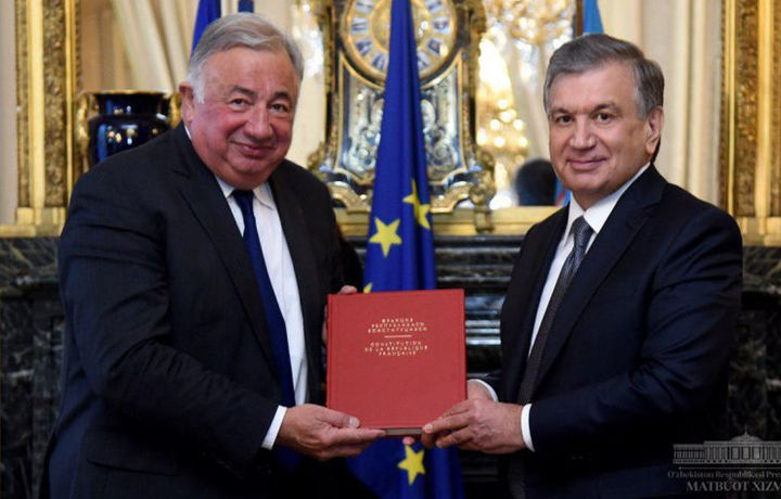 Шавкат Мирзиёев Франция Сенати раисига ўзбекча француз конституциясини совға қилди