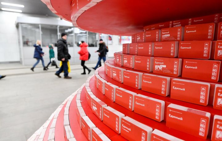 В московском метро поставили праздничную елку из 230 тысяч использованных билетов