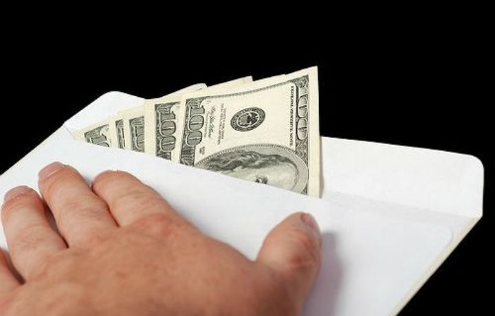 Собиқ ҳисобчи прокуратура терговчисига 1000 доллар пора таклиф қилди