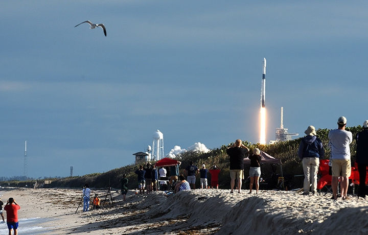 SpaceX успешно запустила ракету Falcon 9 (фото)