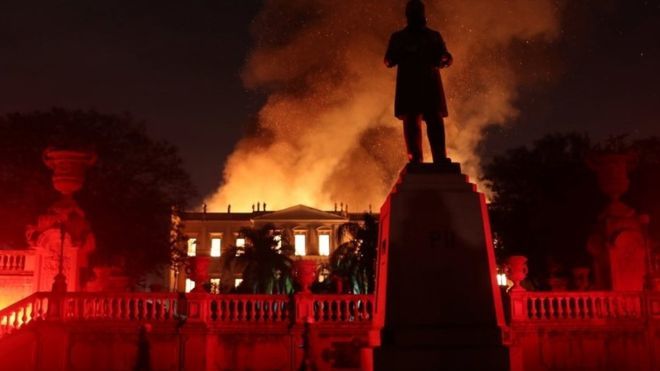Бразилия миллий музейида йирик ёнғин: 200 йиллик меҳнат барбод бўлди (фото+видео)