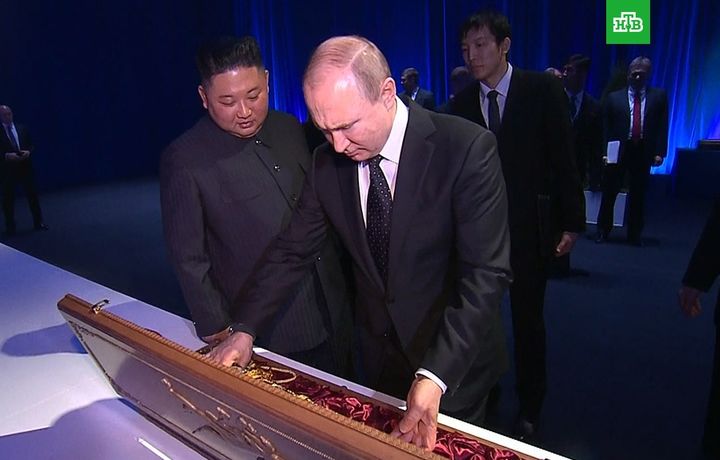 Ким Чен Ын подарил Путину корейский меч (видео)