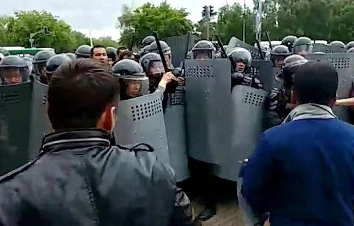 Почти 700 человек арестовали в Казахстане за участие в митингах
