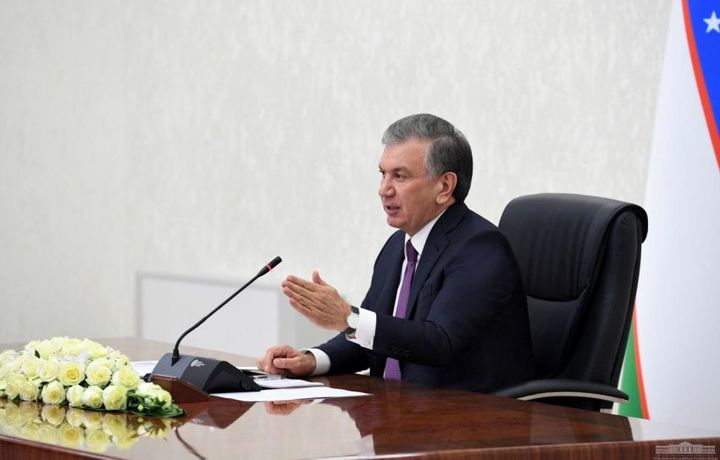Шавкат Мирзиёев видеоселектор йиғилиши ўтказди. Ҳудудлардаги ишлар танқид қилинди
