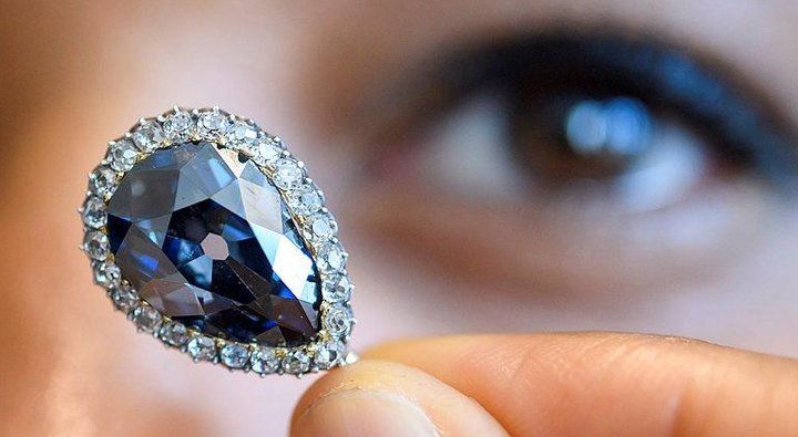 Швейцарияда мовий олмос 6,7 миллион долларга сотилди
